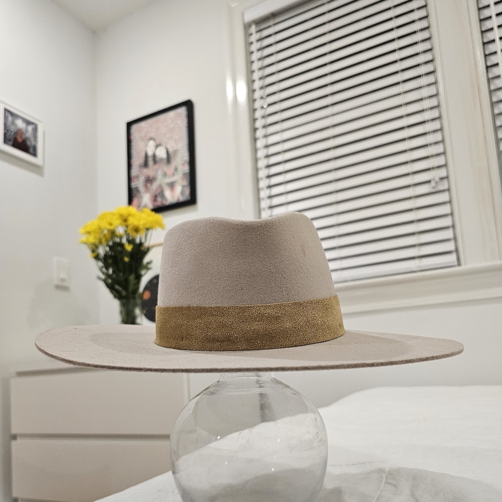 Lovely bird Malibu hat
